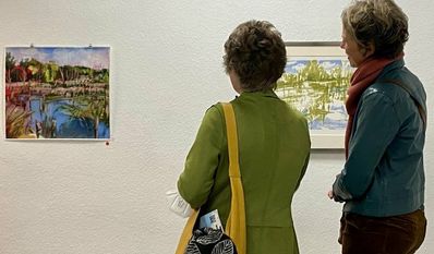 Kein realer Spiegel der hiesigen Moorlandschaften: Emotionale Farbgebung und weitergedachte Motive zeichnen die Bilder der Malerin Yvette Kießling aus.