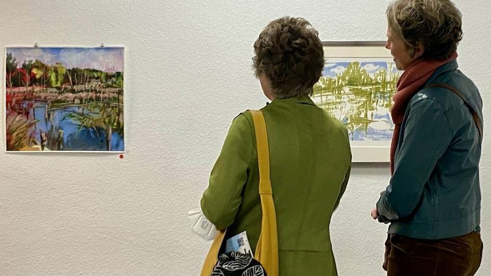 Kein realer Spiegel der hiesigen Moorlandschaften: Emotionale Farbgebung und weitergedachte Motive zeichnen die Bilder der Malerin Yvette Kießling aus.