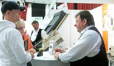 Chefsache: Nicht selten sind die Inhaber:innen der Handwerksbetriebe selbst auf der Modernisierungsmesse anzutreffen. Foto: Archiv (ek)