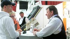 Chefsache: Nicht selten sind die Inhaber:innen der Handwerksbetriebe selbst auf der Modernisierungsmesse anzutreffen. Foto: Archiv (ek)