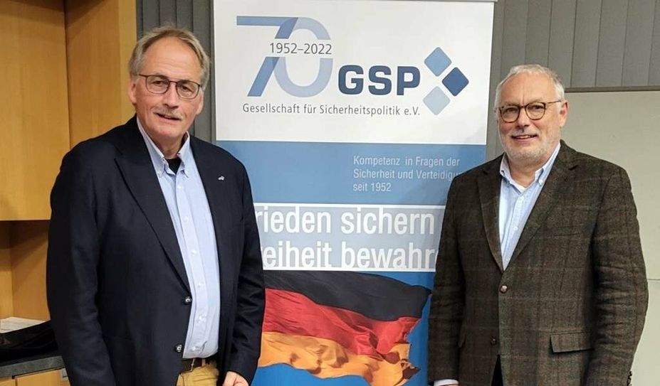 Werner Hinrichs (li.) von der Gesellschaft für Sicherheitspolitik empfing Prof. Dr. Sven Gareis in Bremervörde.
