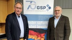 Werner Hinrichs (li.) von der Gesellschaft für Sicherheitspolitik empfing Prof. Dr. Sven Gareis in Bremervörde.