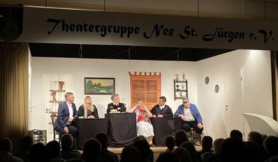Jede:r hat ein dunkles Geheimnis: Die Schauspieler:innen Jens Peper, Antje Peper, Silvia Pape, Edeltraut Becker, rainer Krentzel und Herman Wrieden in ihren Rollen.