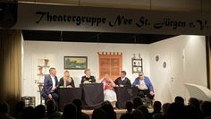 Jede:r hat ein dunkles Geheimnis: Die Schauspieler:innen Jens Peper, Antje Peper, Silvia Pape, Edeltraut Becker, rainer Krentzel und Herman Wrieden in ihren Rollen.