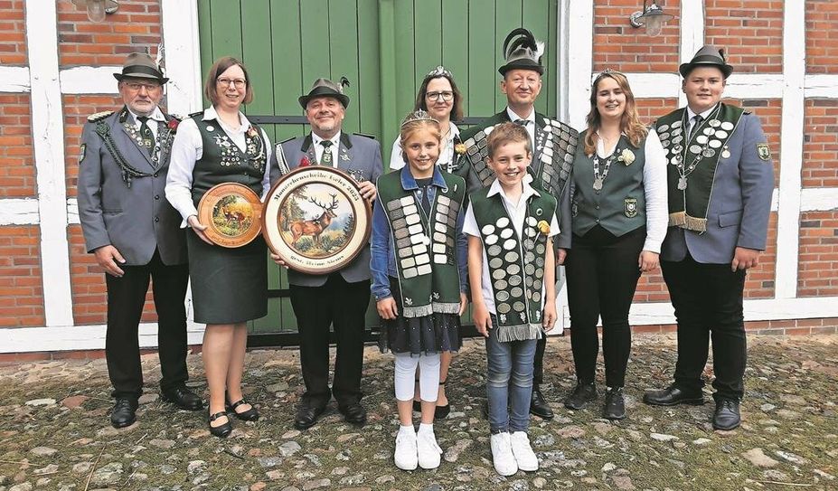 Iselersheim (red). Der Schützenverein Iseler und Umgegend e.V. freut sich über ein neues und komplettes Königshaus. Schützenkönig wurde an seinem 52. Geburtstag Stefan Detjen. Seine Ehefrau Diana Detjen wurde Schützenkönigin. Bei den Jungschützen setzten sich Luca Holst und Rieke Böckmann durch. Kindermajestäten sind Jost Matthias und Nele Holst. Insgesamt war es ein rundum gelungenes Schützenfest.