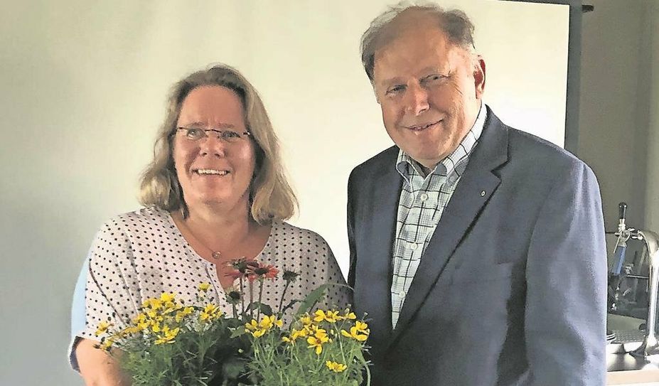 Landkreis Osterholz (eb). Andreas Printz ist der neue Präsident des Lions Club Osterholz. Beim Präsidentenwechsel hat Andrea Schanz das Präsidentenamt übergeben. Printz wird die Aktivitäten, für die der Club im Landkreis Osterholz bekannt ist, fortführen. Zudem hat bereits das diesjährige Weinfest auf Gut Sandbeck mitgestaltet und freut sich auf großen Zuspruch zu dem in diesem Jahr wieder stattfindenden Weihnachtskonzert am Freitag, 8. Dezember, in der Willehadi-Kirche.