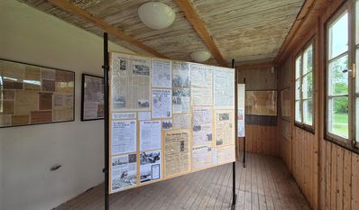 Die Ausstellung bietet bis zum 31. Juli einen dichten, materialreichen Blick auf das Spannungsfeld zwischen neuer demokratischer Ordnung und bleibender Vergangenheit.