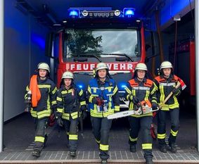 Fünf aktive Feuerwehrfrauen der Freiwilligen Feuerwehr Lilienthal: (v. l.) Zoe Meyer, Neele Mehrtens, Christina Tomforde, Tina Weingärtner und Laura Wrieden.