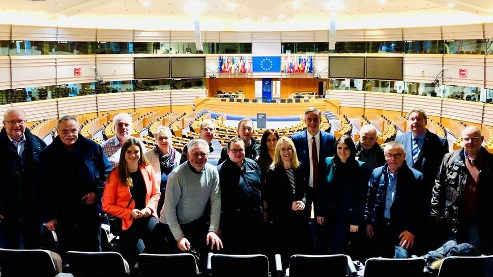 Mitglieder des CDU Gemeindeverbandes Bremervörde mit dem Europa-Abgeordneten David McAllister (hinten, 4. v. re.) im EU-Parlament.