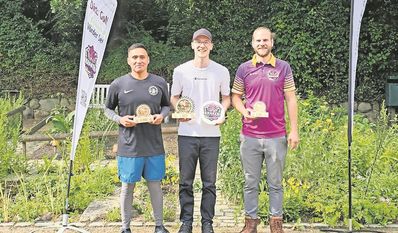 Bremervörde (eb). Bei den Mittsommer Open haben 50 Spieler:innen, davon 12 Teilnehmende der Kraken Bremervörde, teilgenommen. Für die Kraken war es als Gastgeber das erste offizielle Turnier. Es wurden drei Runden auf einem Kurs mit 13 Bahnen gespielt. Als neue Bahnen gab es eine 60 Meter Insel-Bahn sowie eine Bahn beim Kiosk und Rosengarten. Für die ersten drei Plätze gab es eine gelaserte Holz-Trophäe. Der Sieger erhielt zusätzlich eine vom hyzer-store.de gestiftete Disc.