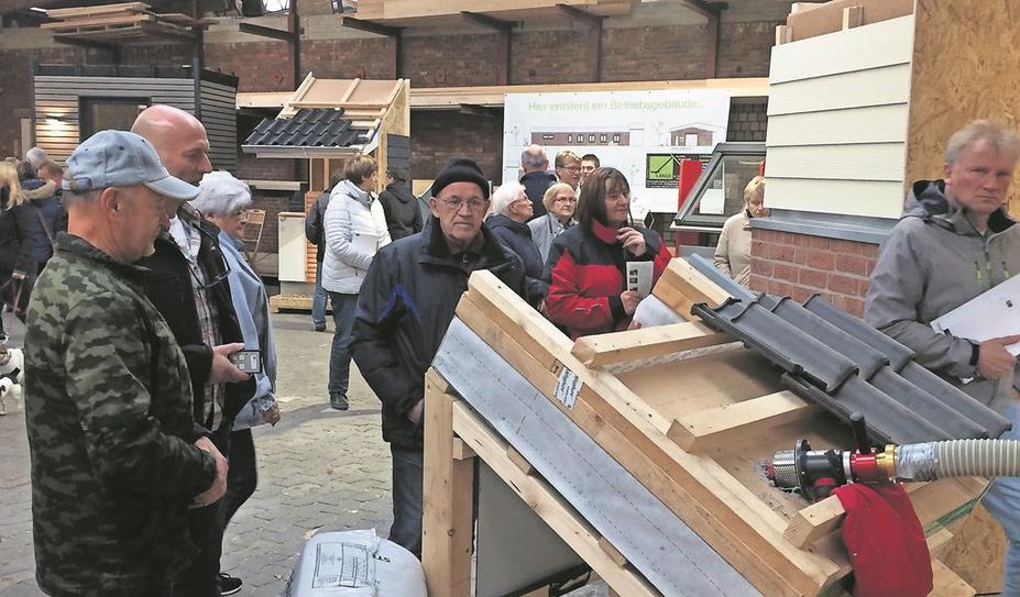 Das Messegelände bietet viel Platz für Firmen und Besucher ins Gespräch zu kommen.