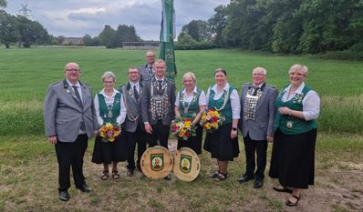 Von links: Hanna Wächter, Mariechen Varrelmann und Christiane Flömer (vorne), Gründungsmitglieder der Damenabteilung, mit Damensportleiterin Anke Bannert und der dritten Vorsitzenden Tatjana Steljes.