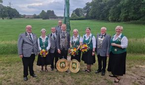 Von links: Hanna Wächter, Mariechen Varrelmann und Christiane Flömer (vorne), Gründungsmitglieder der Damenabteilung, mit Damensportleiterin Anke Bannert und der dritten Vorsitzenden Tatjana Steljes.