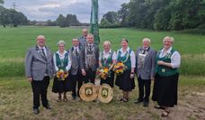 Von links: Hanna Wächter, Mariechen Varrelmann und Christiane Flömer (vorne), Gründungsmitglieder der Damenabteilung, mit Damensportleiterin Anke Bannert und der dritten Vorsitzenden Tatjana Steljes.