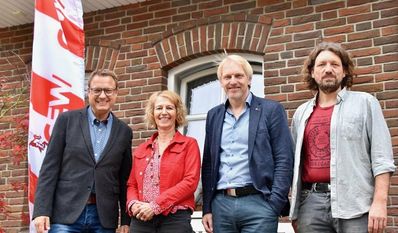 Das Vorstandsteam Frank-Michael Embers (v. li.), Sabine Stahmann-Wruck und Marco Kettenburg freut sich über den Besuch des 1. GEW-Landesvorsitzenden Stefan Störmer (zweiter von rechts).