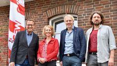 Das Vorstandsteam Frank-Michael Embers (v. li.), Sabine Stahmann-Wruck und Marco Kettenburg freut sich über den Besuch des 1. GEW-Landesvorsitzenden Stefan Störmer (zweiter von rechts).