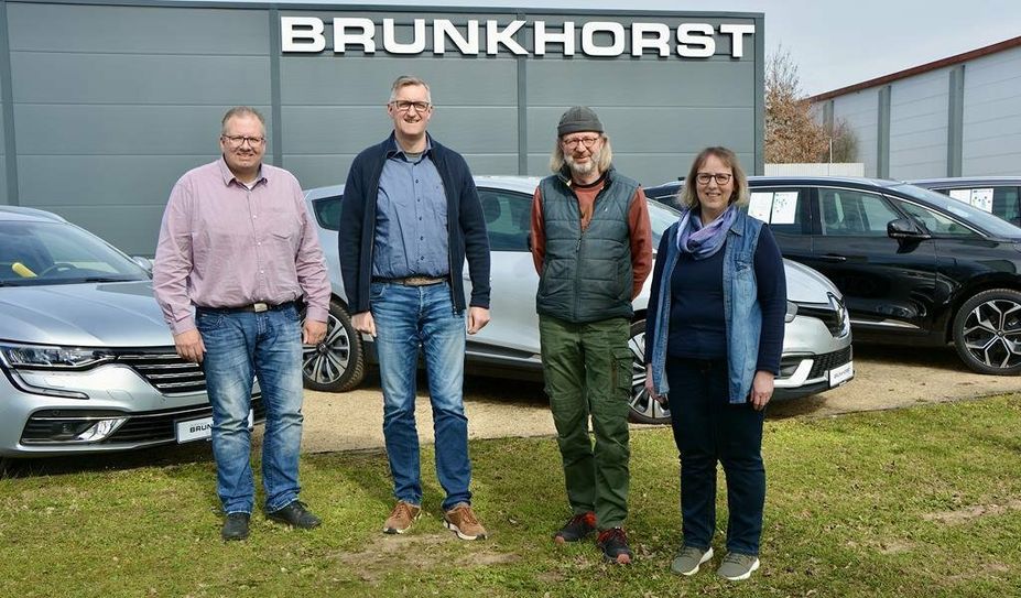 Über die neue Halle freuen sich (v. li.) Markus Burfeind (Verkauf), Christian Brunkhorst (Geschäftsleitung), Heiko Dettmann (Serviceberatung) und Anja Wolff (Verwaltung).