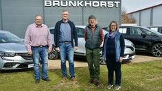 Über die neue Halle freuen sich (v. li.) Markus Burfeind (Verkauf), Christian Brunkhorst (Geschäftsleitung), Heiko Dettmann (Serviceberatung) und Anja Wolff (Verwaltung).