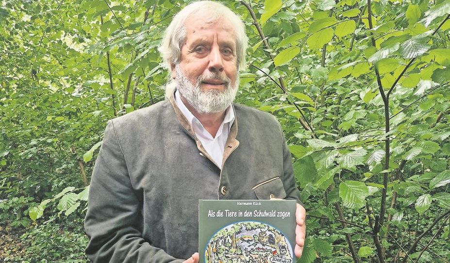 Hermann Kück mit seinem neusten Buch.