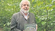 Hermann Kück mit seinem neusten Buch.