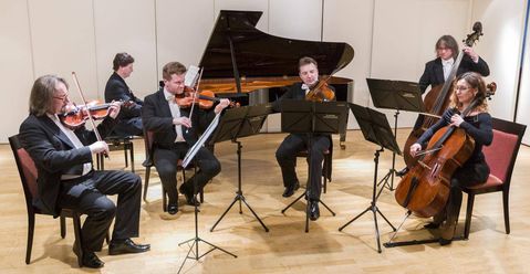 Die Schlesischen Kammersolisten mit Christoph Soldan im Hintergrund