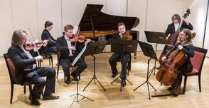 Die Schlesischen Kammersolisten mit Christoph Soldan im Hintergrund