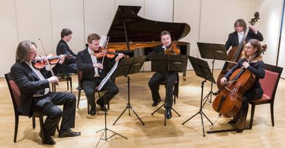 Die Schlesischen Kammersolisten mit Christoph Soldan im Hintergrund