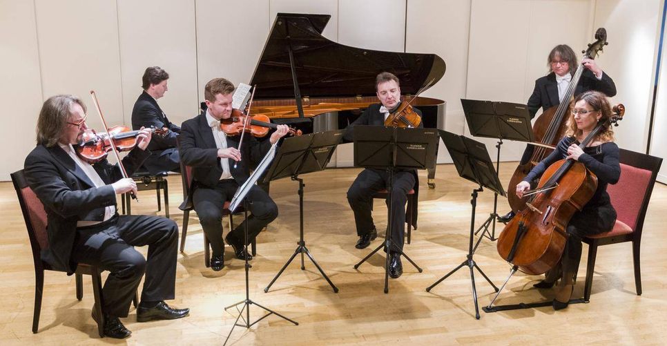 Die Schlesischen Kammersolisten mit Christoph Soldan im Hintergrund