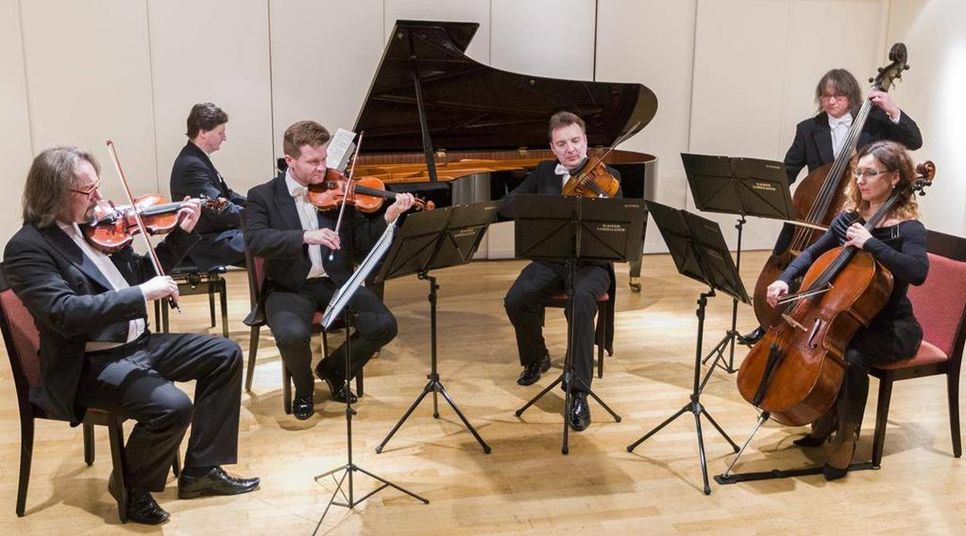 Die Schlesischen Kammersolisten mit Christoph Soldan im Hintergrund.