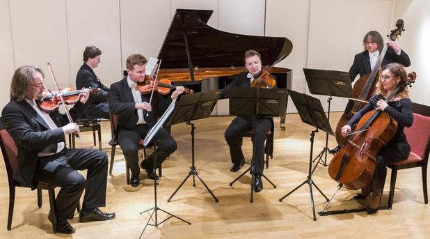 Die Schlesischen Kammersolisten mit Christoph Soldan im Hintergrund.