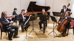 Die Schlesischen Kammersolisten mit Christoph Soldan im Hintergrund.