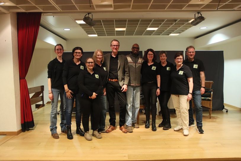 Yared zusammen mit dem Vorstand der Alfster Heimatfrünn