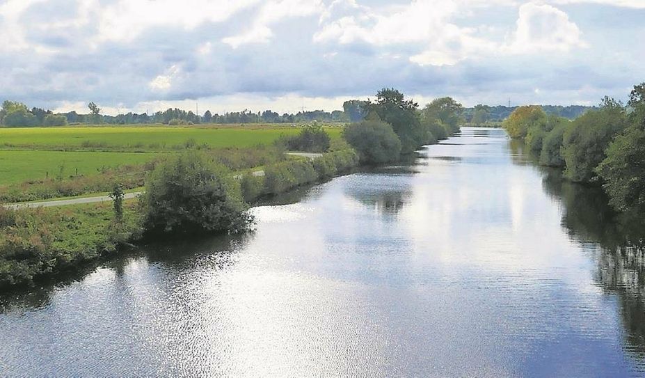 Das Deckblatt des diesjährigen Kalenders zeigt die ruhige Landschaft von Scharmbeckstotel.