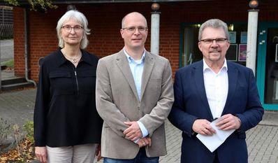 Eingerahmt von Vorgängerin Regine Schäfer und Bürgermeister Jürgen Kück der neue Leiter des Hamme Forums: Elmar Schäfer.