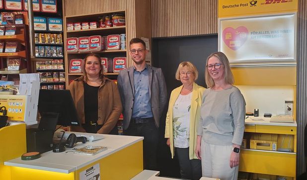 Freuen sich über die Neueröffnung: (v. l.) Filialleiterin Tessa Fricke, Regionalleiter Daniel Jirgalke, Postmitarbeiterin Erika Strahler und die Erste Gemeinderätin Claudia Lühmann.