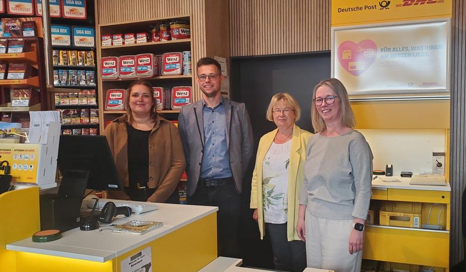 Freuen sich über die Neueröffnung: (v. l.) Filialleiterin Tessa Fricke, Regionalleiter Daniel Jirgalke, Postmitarbeiterin Erika Strahler und die Erste Gemeinderätin Claudia Lühmann.