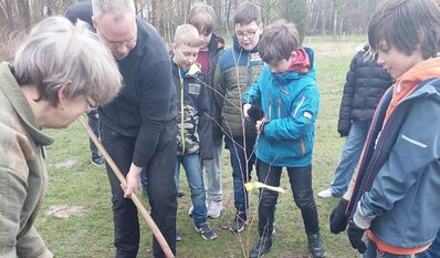 Pflanzen die Moorbirke: Astrid Brandtjen, Hauke Siems und die Klasse 4d (v.l.)
