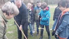Pflanzen die Moorbirke: Astrid Brandtjen, Hauke Siems und die Klasse 4d (v.l.)