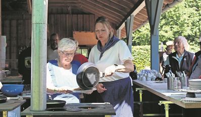 Die Buchweizenpfannkuchen werden mit viel Liebe zuereitet.