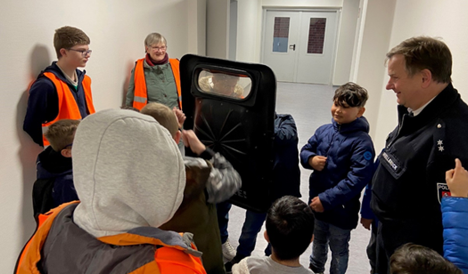 Kinder probieren sich am Schlagstock und Schutzschild bei der Polizei Bremervörde aus.