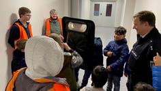 Kinder probieren sich am Schlagstock und Schutzschild bei der Polizei Bremervörde aus.