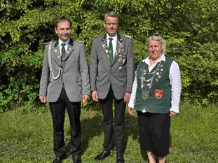 Adjutant Sven Czura, Ehemann der Königin Kai Stuckmann und Königin Daniela „das Thermohörnchen“ Stuckmann - das Königshaus aus 2024 wird am Samstag eingeholt und darf noch einmal ordentlich feiern, bevor es abgel