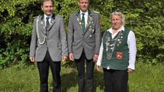 Adjutant Sven Czura, Ehemann der Königin Kai Stuckmann und Königin Daniela „das Thermohörnchen“ Stuckmann - das Königshaus aus 2024 wird am Samstag eingeholt und darf noch einmal ordentlich feiern, bevor es abgel