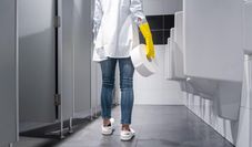 Jede zweite erwerbstätige Frau kann ihre eigene Existenz nicht sichern. Kommt mindestens ein Kind dazu, liegt der Verdienst bei 70 % der Frauen unterhalb der Existenzsicherung.