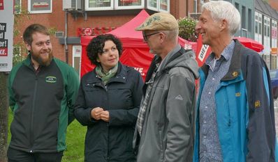 Amira Mohamed Ali (mitte links) mit Claas Landwehr, Eckhardt Schlöbcke und Herbert Behrens (von links). Foto: eb