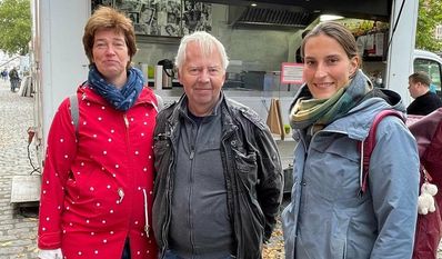 Schauspieler Harald Maack mit der Gewinnerin Ilka Kaum und Tochter Insa nach dem Dreh im Hamburger Hafen. Foto: eb
