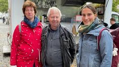 Schauspieler Harald Maack mit der Gewinnerin Ilka Kaum und Tochter Insa nach dem Dreh im Hamburger Hafen. Foto: eb