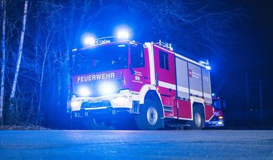 Seit 1925 hat sich einiges getan: Handdruckspritze, die von Pferden oder Feuerwehrleuten gezogen werden mussten, sind Geschichte. Die Ortswehr Pennigbüttel hat heute drei moderner Einsatzfahrzeuge in ihrer Halle.