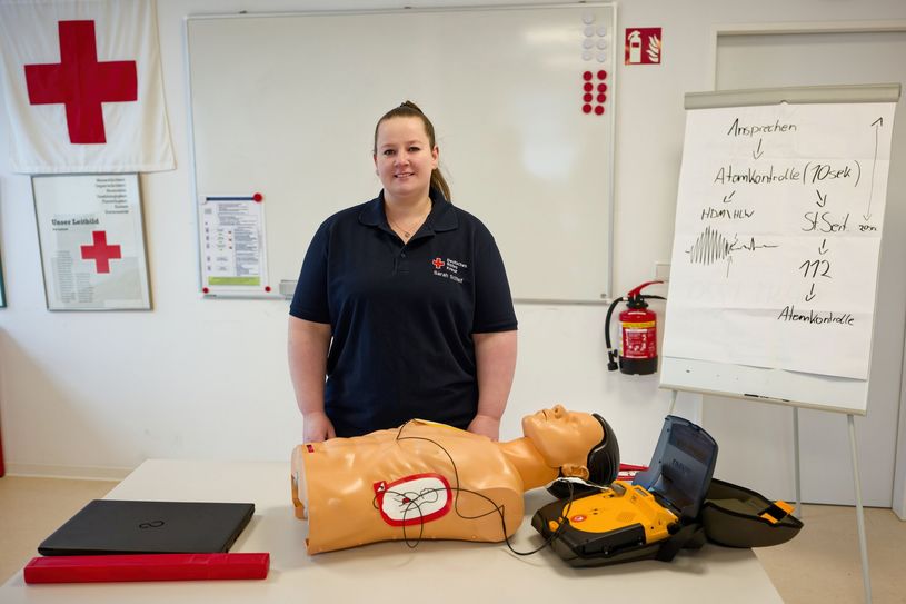 Sarah Schleif vom DRK KV Osterholz führt mit ihren Kolleginnen und Kollegen jetzt auch in Schwanewede Erste-Hilfe-Kurse durch.