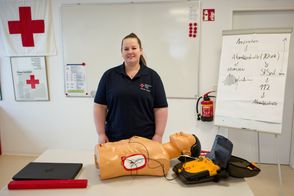 Sarah Schleif vom DRK KV Osterholz führt mit ihren Kolleginnen und Kollegen jetzt auch in Schwanewede Erste-Hilfe-Kurse durch.